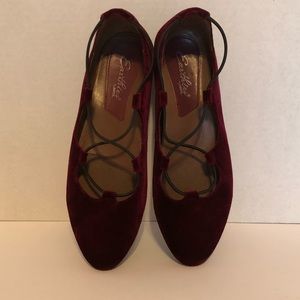 Earthies dk red/burgundy velvet flats size 8